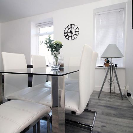 Executive Style 2 Bed Flat In Bridgend F2 Apartman Kültér fotó